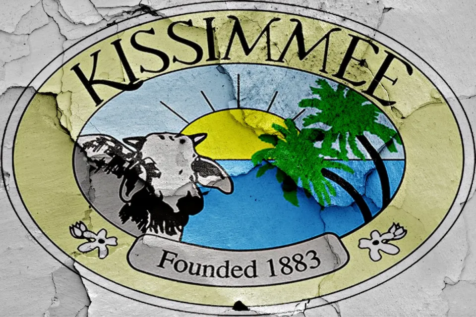 Kissimmee, Florida "Founded 1883" crest painted on cracked wall.